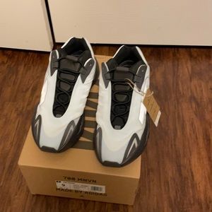 Yeezy 700 mnvn